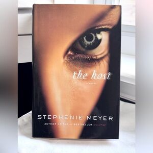 📚 Vintage 2008 Publication of The Host by Stephenie Meyer Hardcover